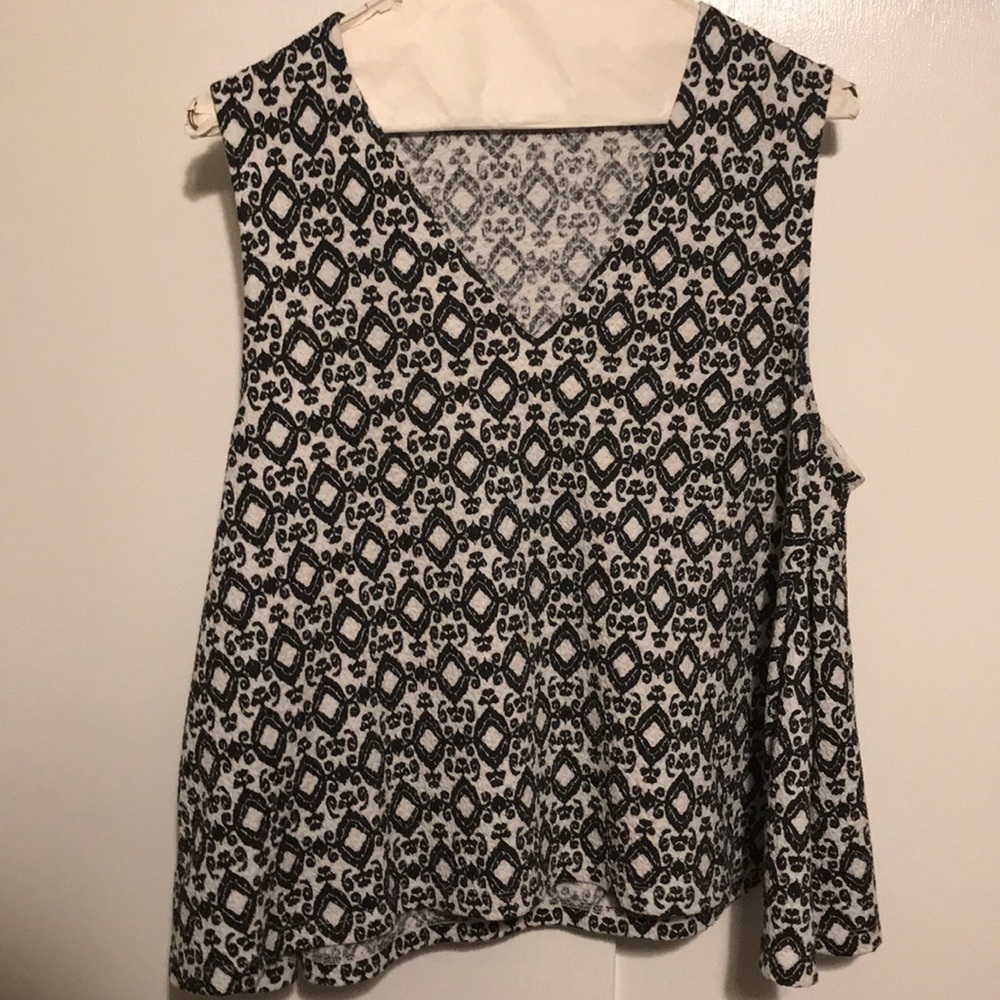Black and white swing tank
